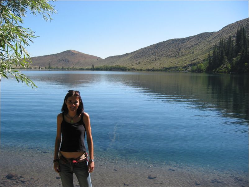 2005-08-21 Convict Lake (02) Pretty Woman in front of pretty lake